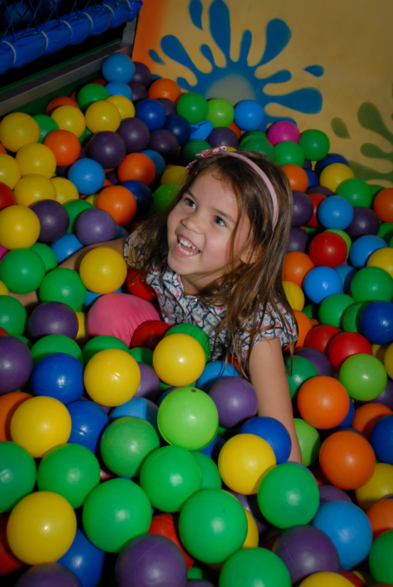 caiu na piscina de bolinha no Buffet Gato Sapeka II, Osasco, São Paulo, aniversario de sophia 6 anos tema da feta monster high