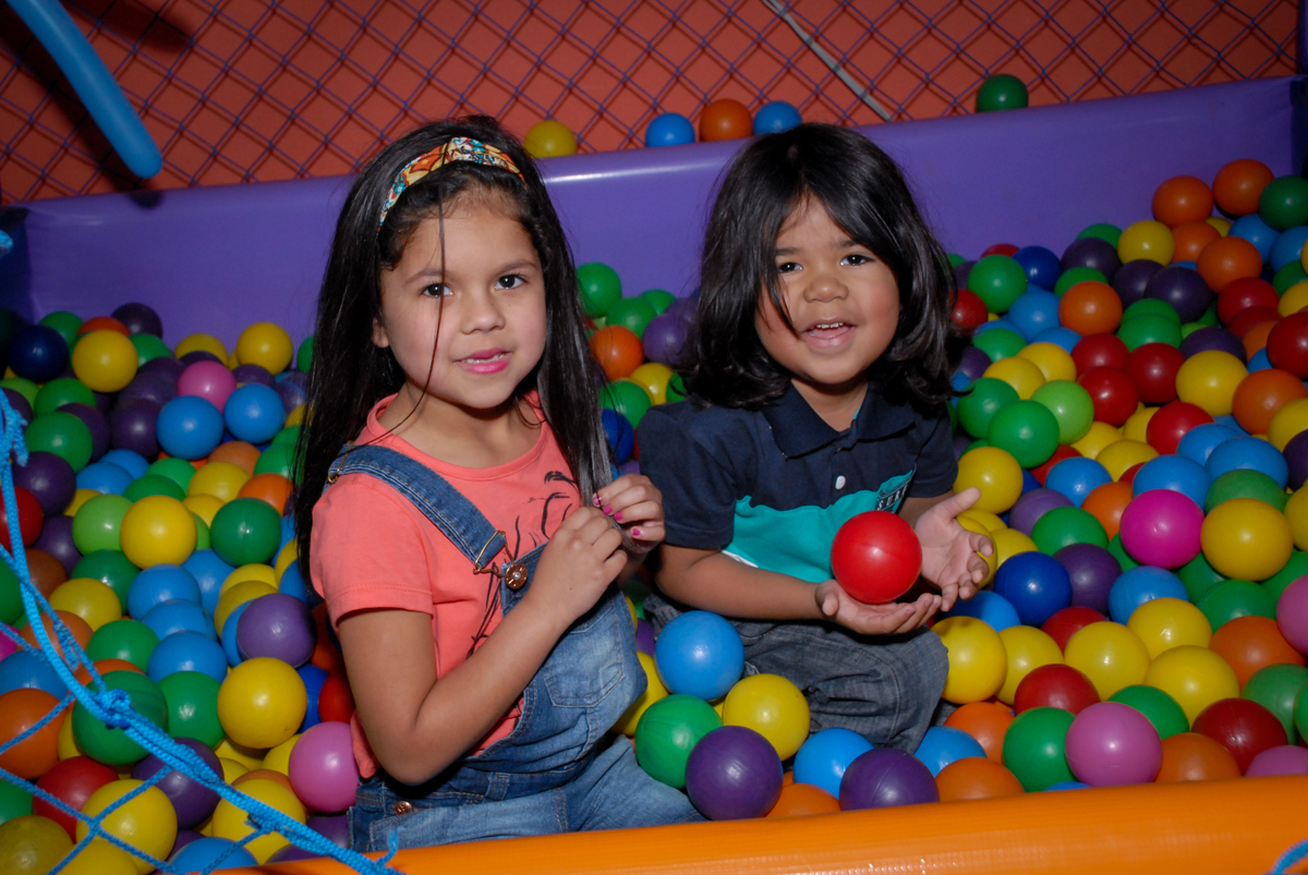 piscina de bolina divertida no Buffet Gato Sapeka II, Osasco, São Paulo, aniversario de sophia 6 anos tema da feta monster high