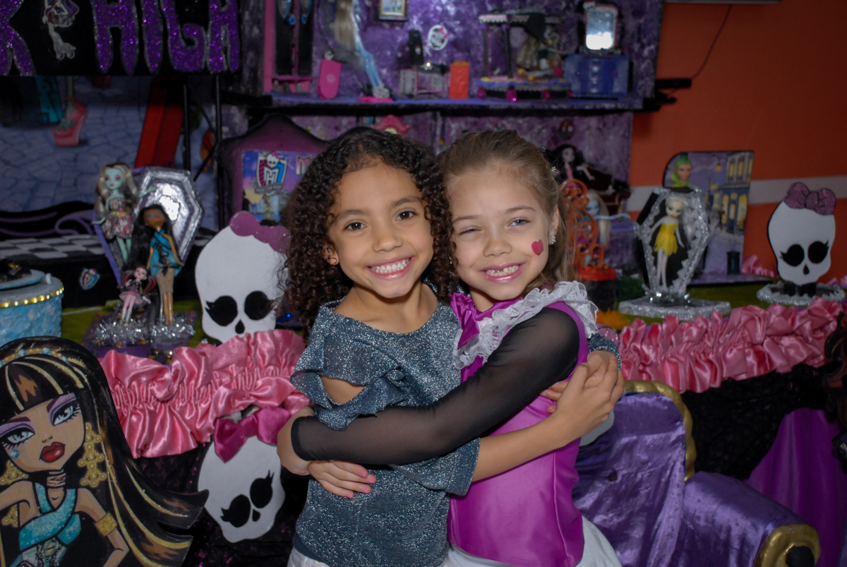 abraço gostoso no Buffet Gato Sapeka II, Osasco, São Paulo, aniversario de sophia 6 anos tema da feta monster high