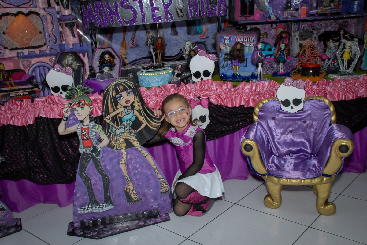 posando para a foto no Buffet Gato Sapeka II, Osasco, São Paulo, aniversario de sophia 6 anos tema da feta monster high