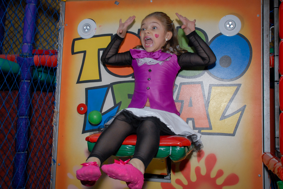 muita alegria no tombo legal no Buffet Gato Sapeka II, Osasco, São Paulo, aniversario de sophia 6 anos tema da feta monster high