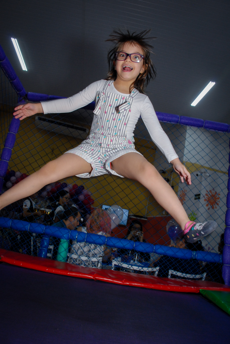 pulo muito alto na cama elastica no Buffet Gato Sapeka II, Osasco, São Paulo, aniversario de sophia 6 anos tema da feta monster high