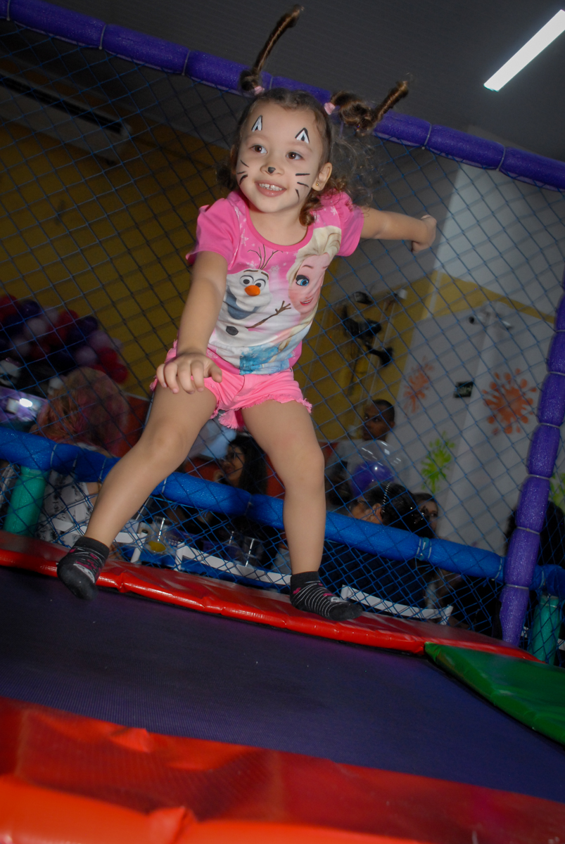 quem pula mais alto na cama elastica no Buffet Gato Sapeka II, Osasco, São Paulo, aniversario de sophia 6 anos tema da feta monster high