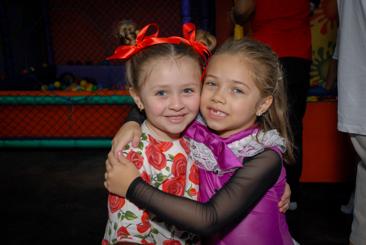 abraço carinhoso da amiga no Buffet Gato Sapeka II, Osasco, São Paulo, aniversario de sophia 6 anos tema da feta monster high