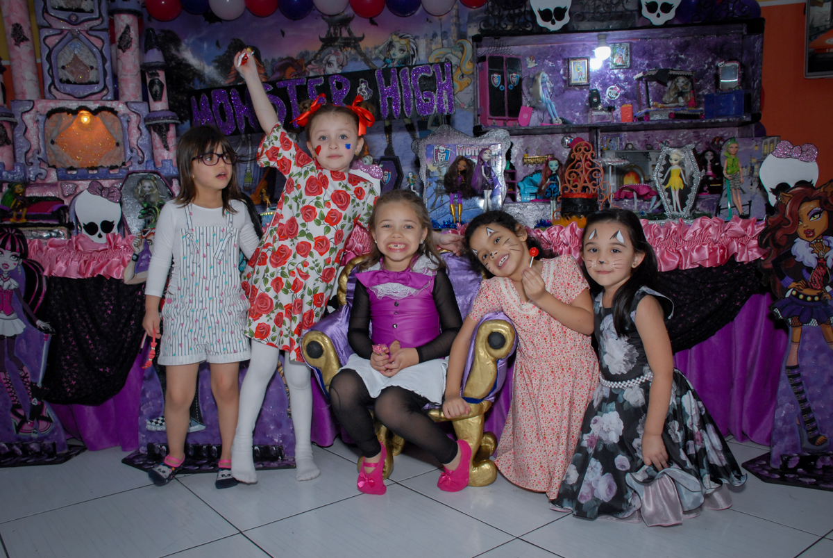 fotografia de todas as amigas no Buffet Gato Sapeka II, Osasco, São Paulo, aniversario de sophia 6 anos tema da feta monster high