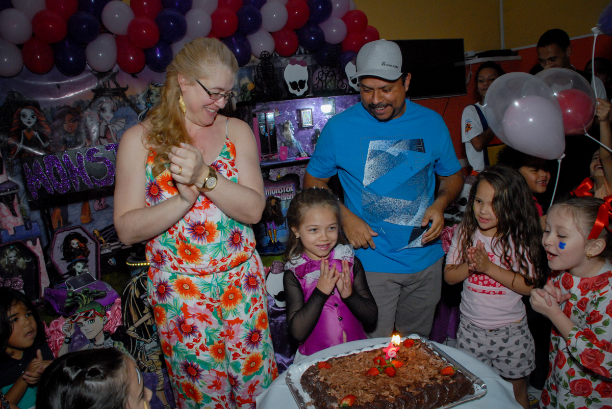 hora de cantar parabéns no Buffet Gato Sapeka II, Osasco, São Paulo, aniversario de sophia 6 anos tema da feta monster high