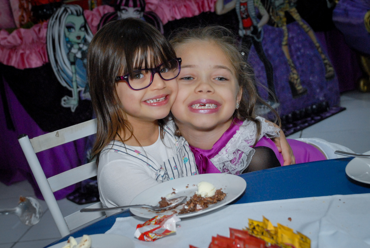 quem ganhou o primeiro pedaço de bolo no Buffet Gato Sapeka II, Osasco, São Paulo, aniversario de sophia 6 anos tema da feta monster high