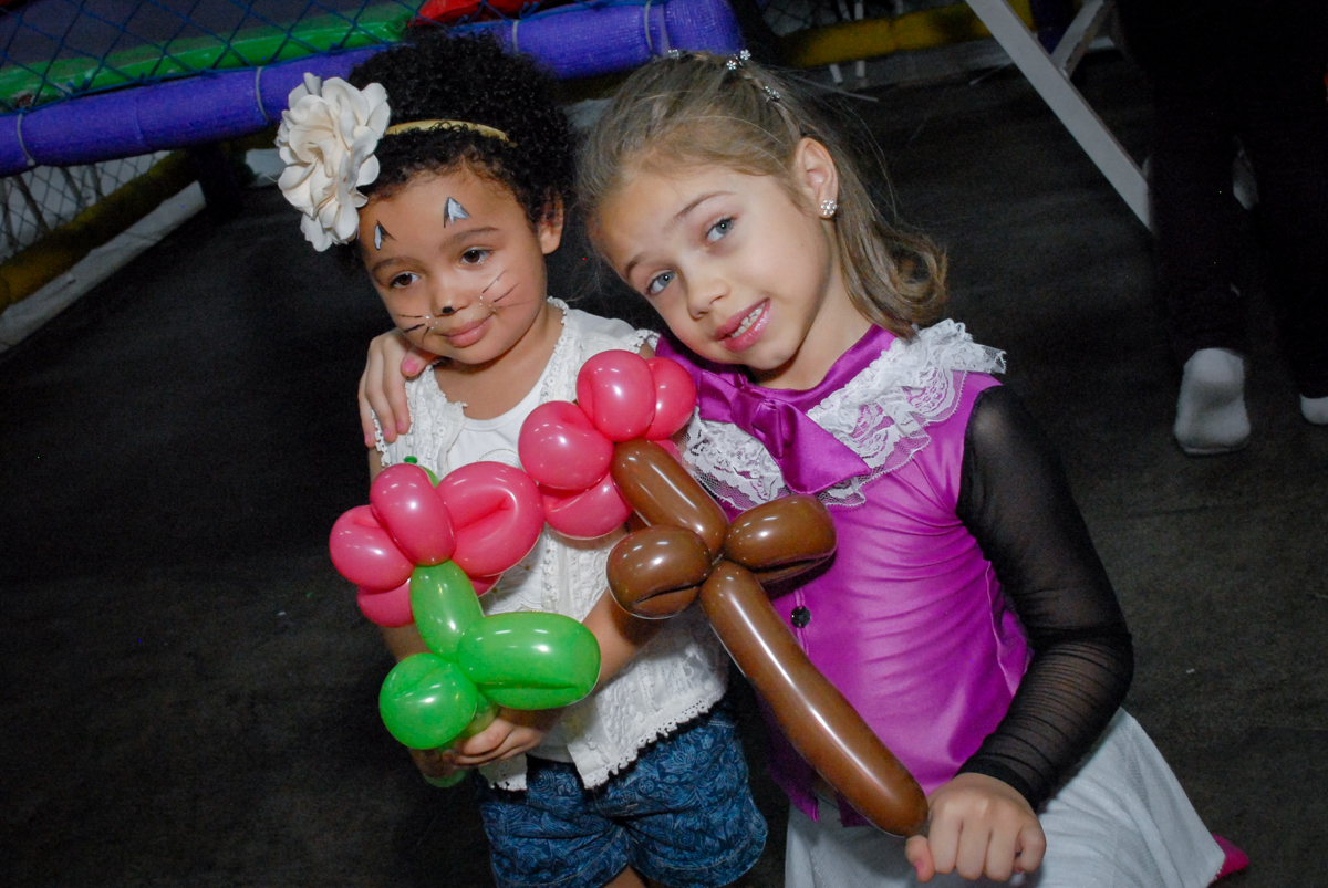 presentes com flores de bexigas no Buffet Gato Sapeka II, Osasco, São Paulo, aniversario de sophia 6 anos tema da feta monster high
