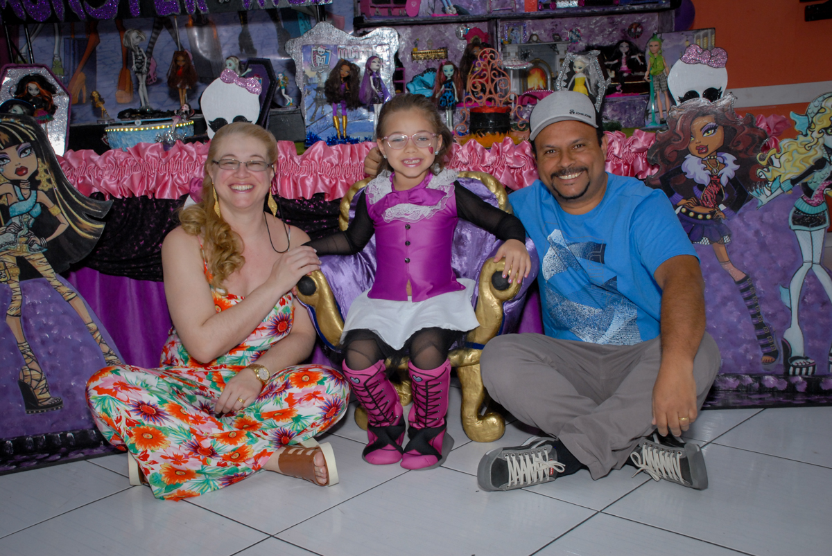 fotografia da familia no Buffet Gato Sapeka II, Osasco, São Paulo, aniversario de sophia 6 anos tema da feta monster high