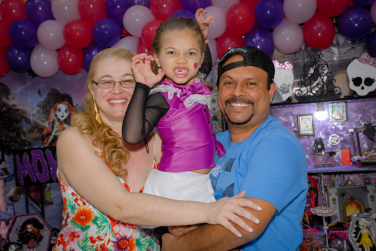 abraço gostoso dos pais no Buffet Gato Sapeka II, Osasco, São Paulo, aniversario de sophia 6 anos tema da feta monster high