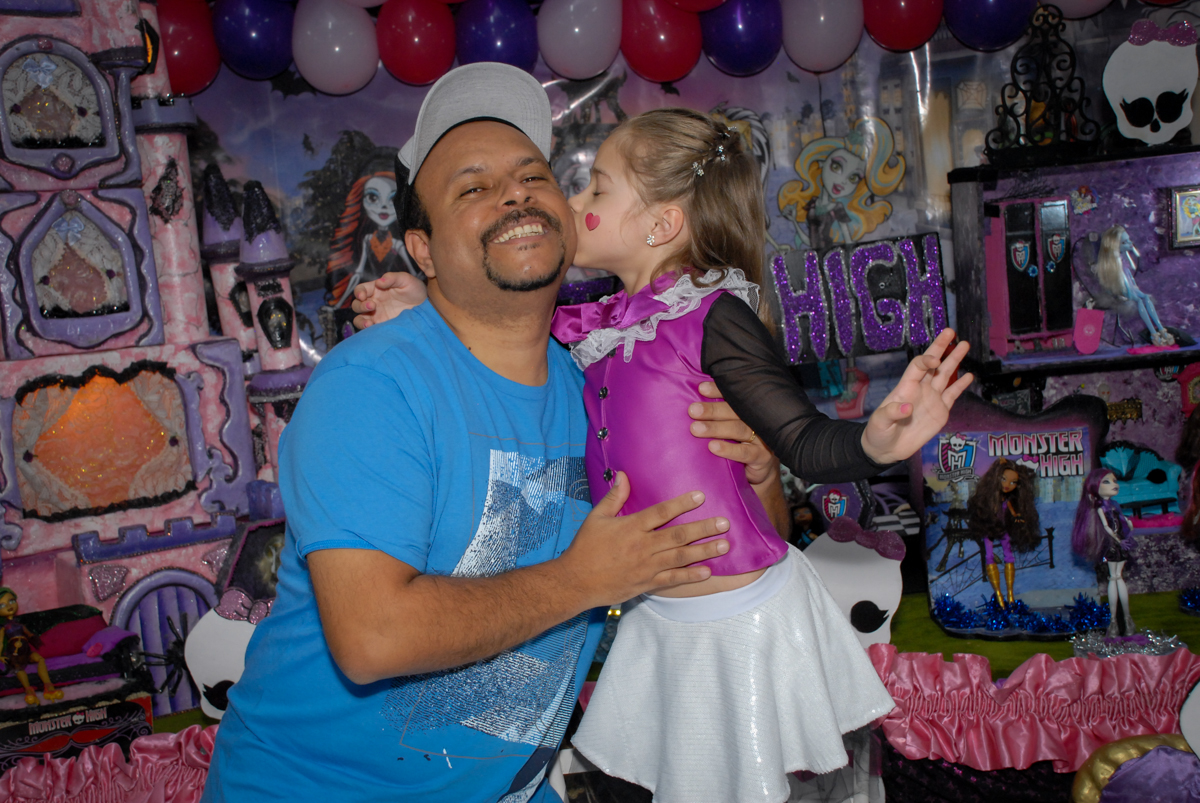 foto pai e filha no Buffet Gato Sapeka II, Osasco, São Paulo, aniversario de sophia 6 anos tema da feta monster high
