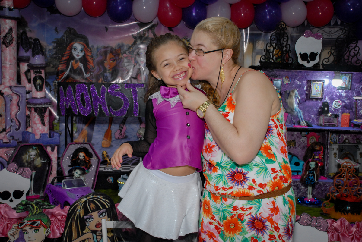 beijo gostoso da mamãe no Buffet Gato Sapeka II, Osasco, São Paulo, aniversario de sophia 6 anos tema da feta monster high