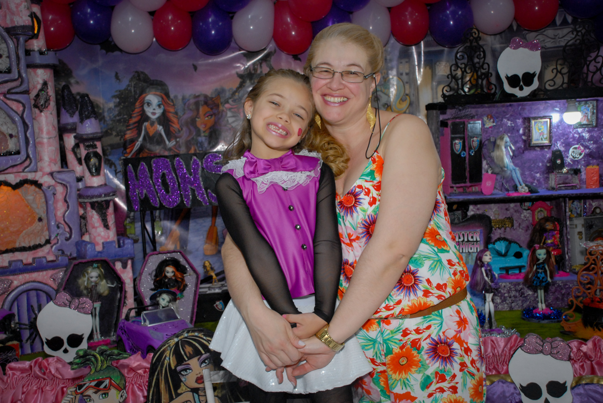 foto mãe e filha no Buffet Gato Sapeka II, Osasco, São Paulo, aniversario de sophia 6 anos tema da feta monster high