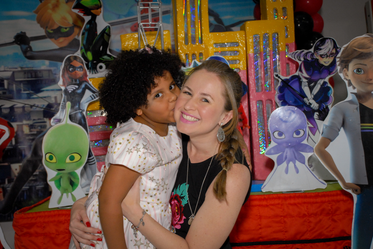 amiga beija a aniversariante no Buffet Magic Joy, Saude, São Paulo, aniversário de Beatriz 6 anos, tema da festa lady bug