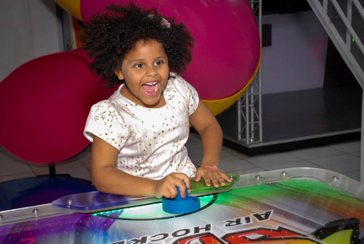 brincadeira divertida no jogo de futebol de mesa no Buffet Magic Joy, Saude, São Paulo, aniversário de Beatriz 6 anos, tema da festa lady bug