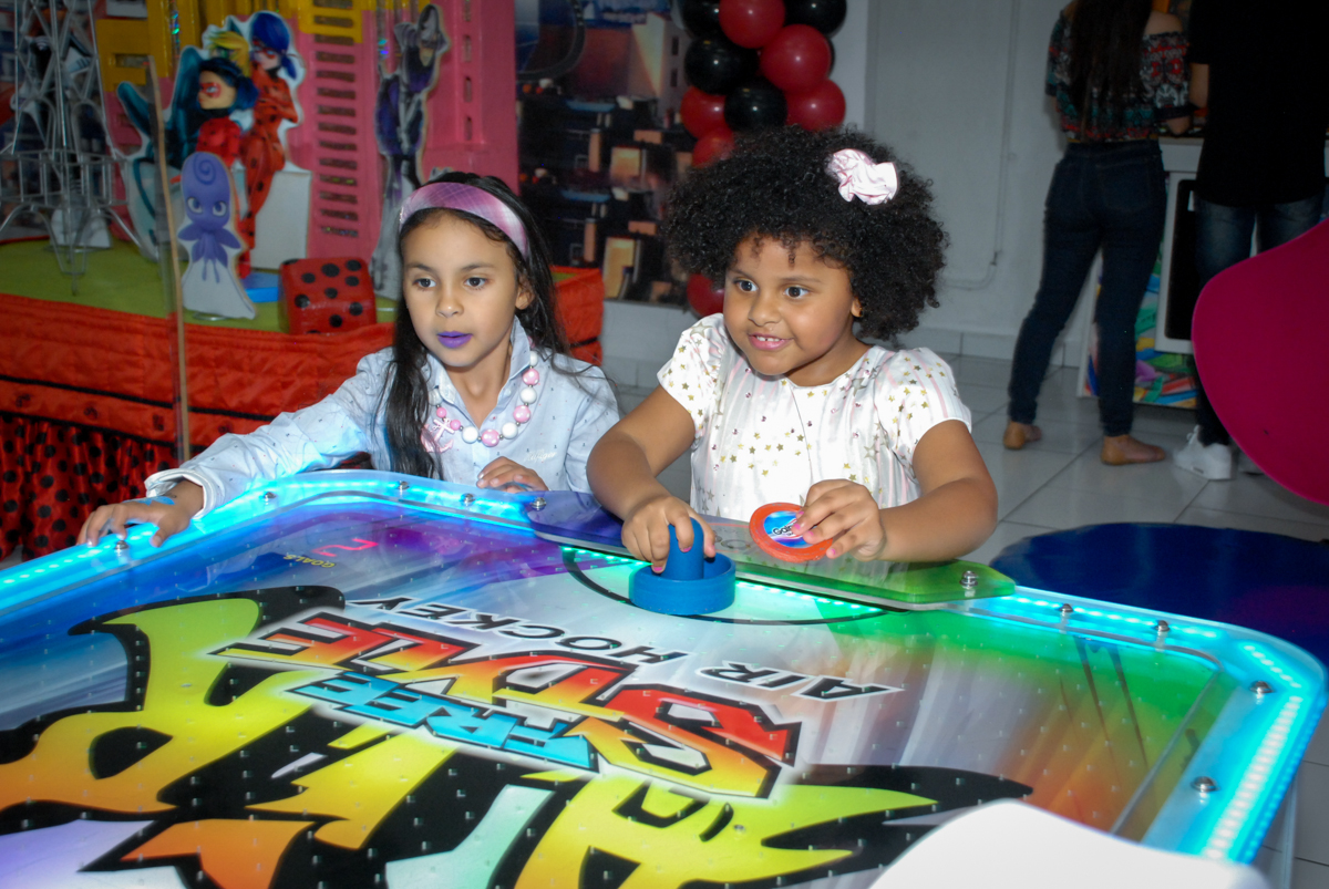 mais uma parceira para o jogo de futebol de mesa no Buffet Magic Joy, Saude, São Paulo, aniversário de Beatriz 6 anos, tema da festa lady bug