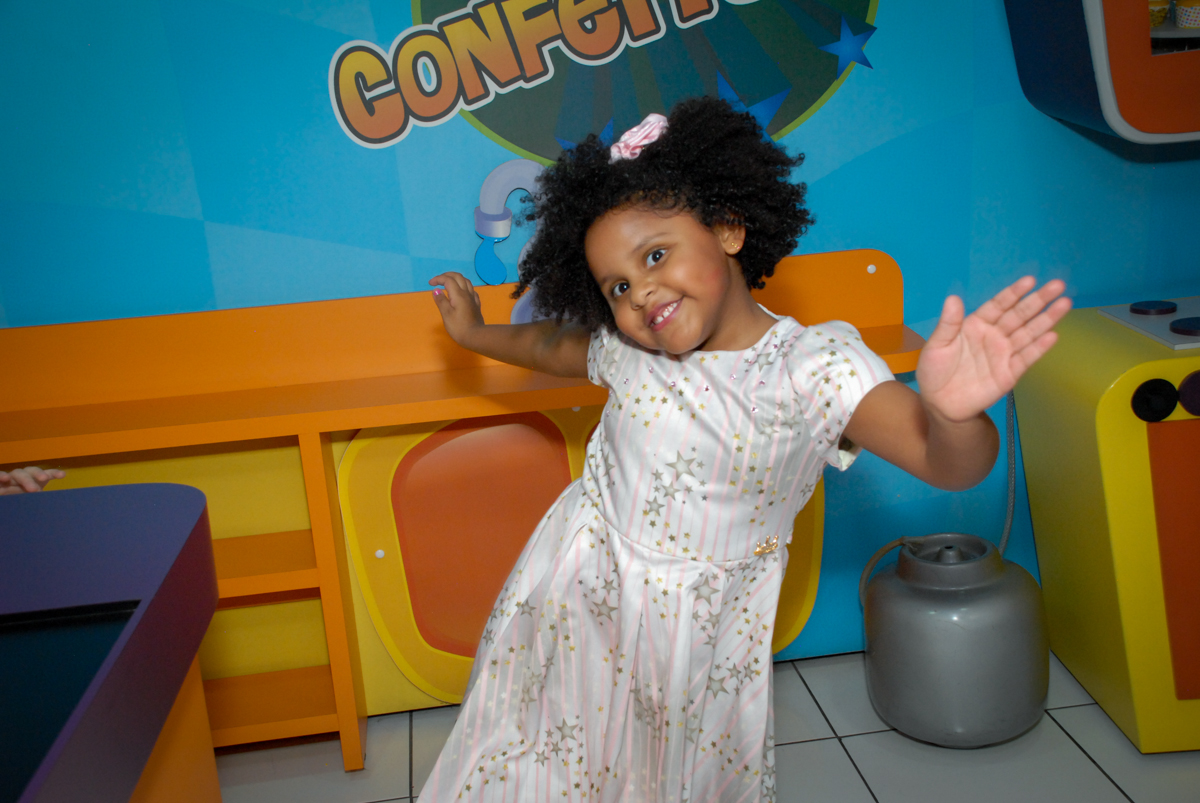 feliz correndo pelo salão no Buffet Magic Joy, Saude, São Paulo, aniversário de Beatriz 6 anos, tema da festa lady bug