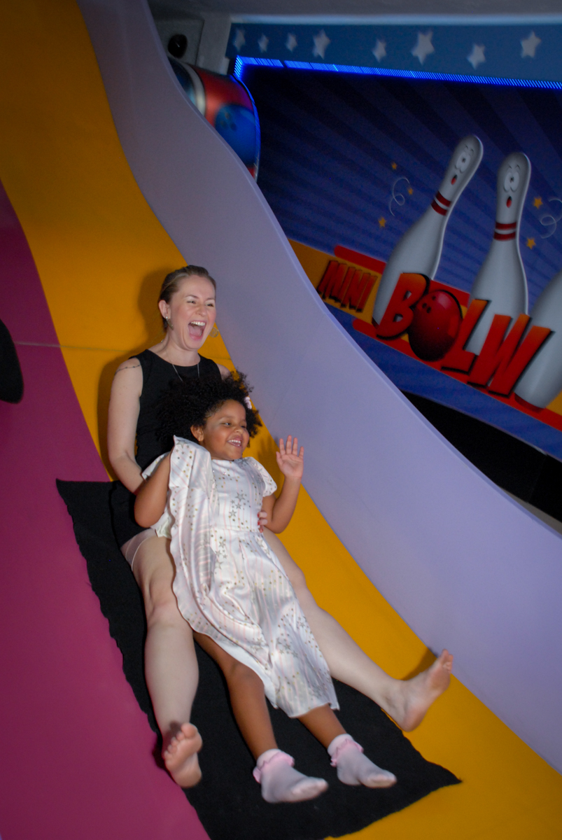 brincando no escorregador  no Buffet Magic Joy, Saude, São Paulo, aniversário de Beatriz 6 anos, tema da festa lady bug