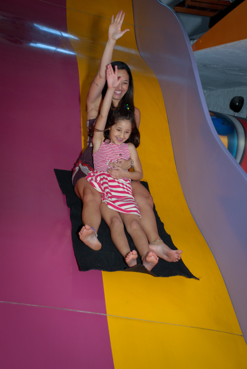 convidados brincam no escorregador no Buffet Magic Joy, Saude, São Paulo, aniversário de Beatriz 6 anos, tema da festa lady bug