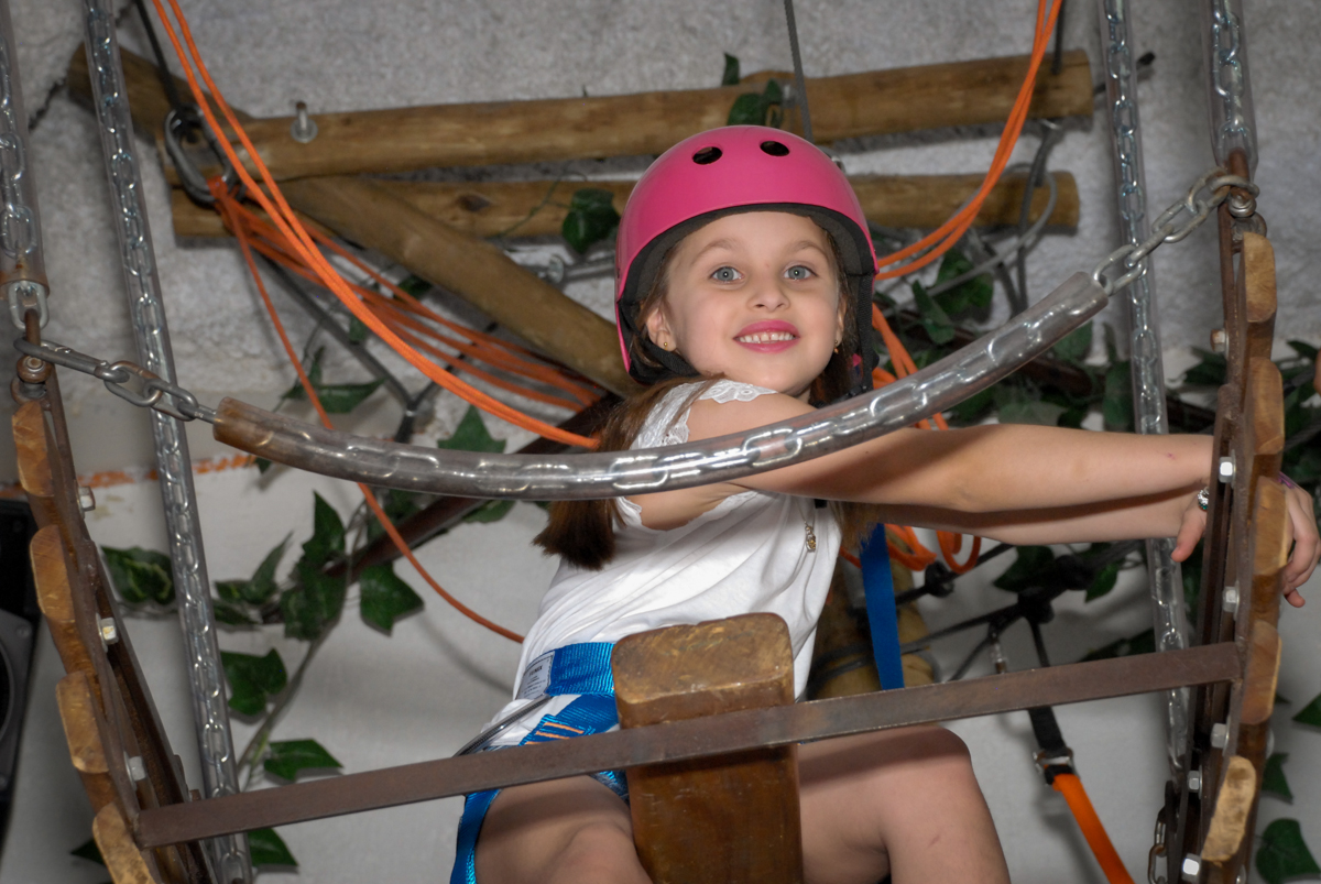 preparando para curtir na tirolesa no Buffet Magic Joy, Saude, São Paulo, aniversário de Beatriz 6 anos, tema da festa lady bug