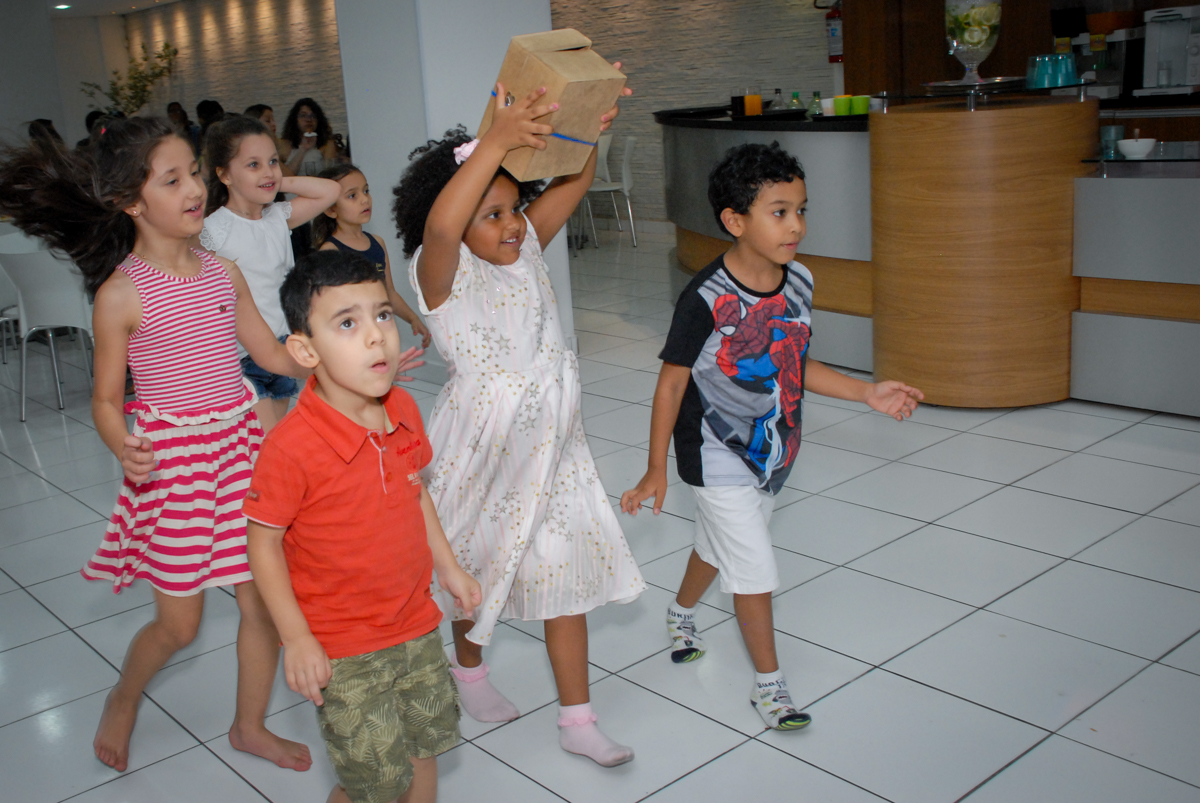 hora da gincana no Buffet Magic Joy, Saude, São Paulo, aniversário de Beatriz 6 anos, tema da festa lady bug