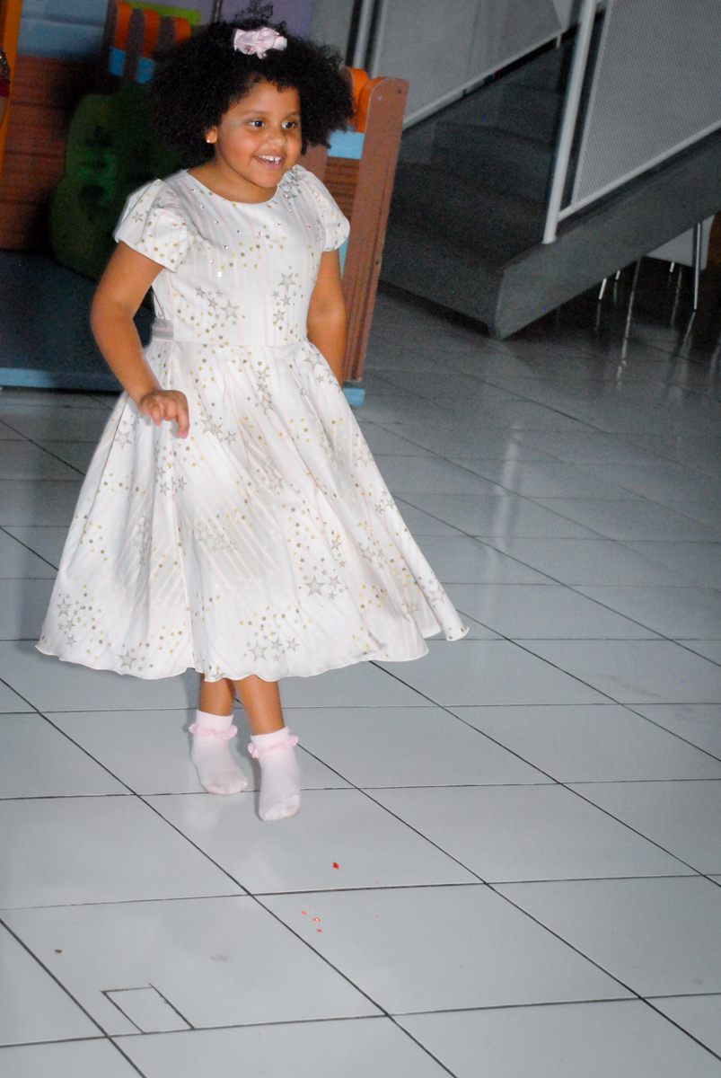 aniversariante dança feliz no Buffet Magic Joy, Saude, São Paulo, aniversário de Beatriz 6 anos, tema da festa lady bug