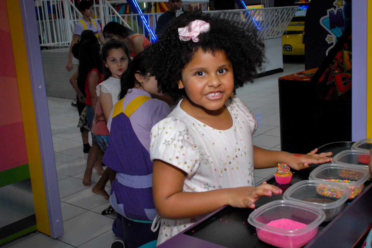 preparando seu proprio cup cake no Buffet Magic Joy, Saude, São Paulo, aniversário de Beatriz 6 anos, tema da festa lady bug