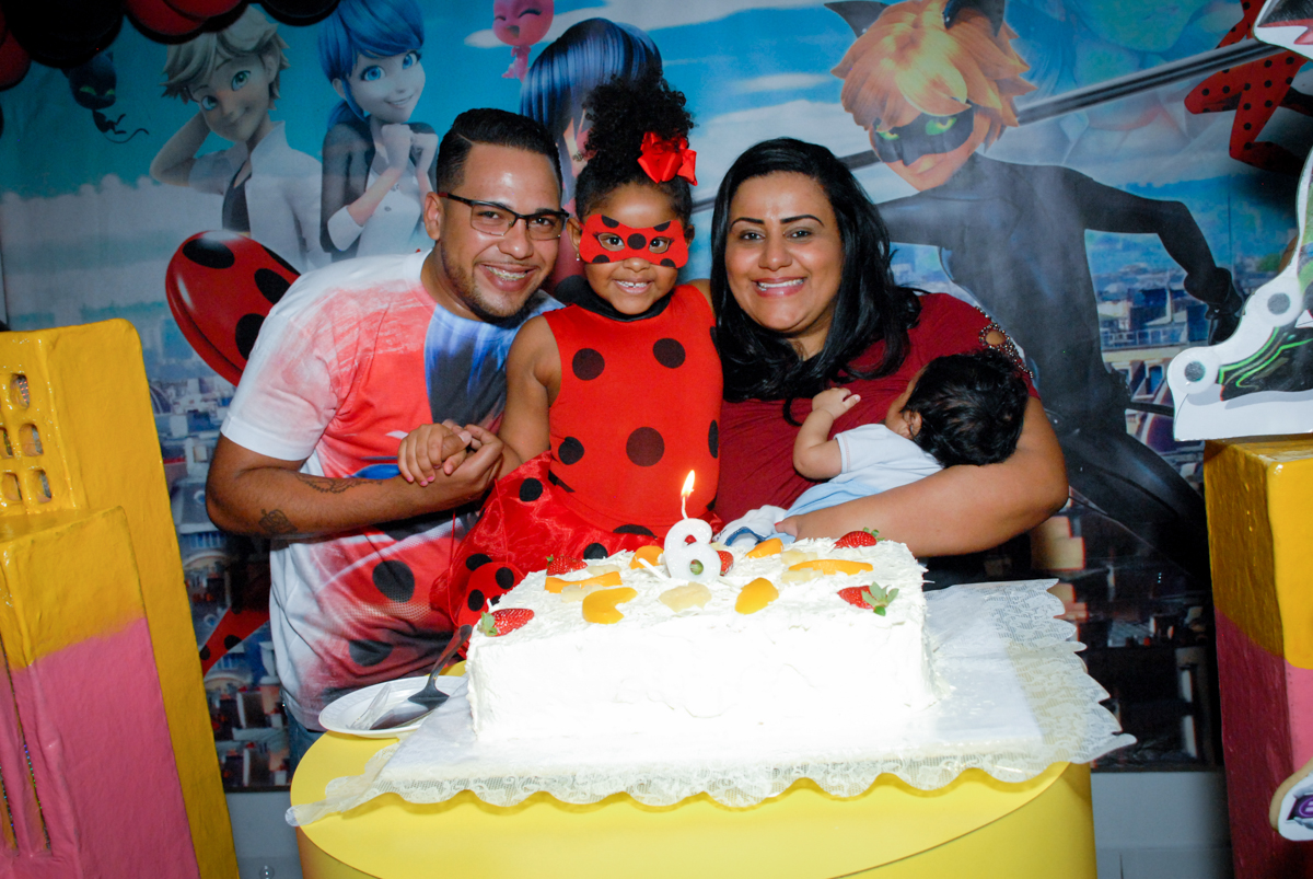 hora de cantar o parabéns no Buffet Magic Joy, Saude, São Paulo, aniversário de Beatriz 6 anos, tema da festa lady bug