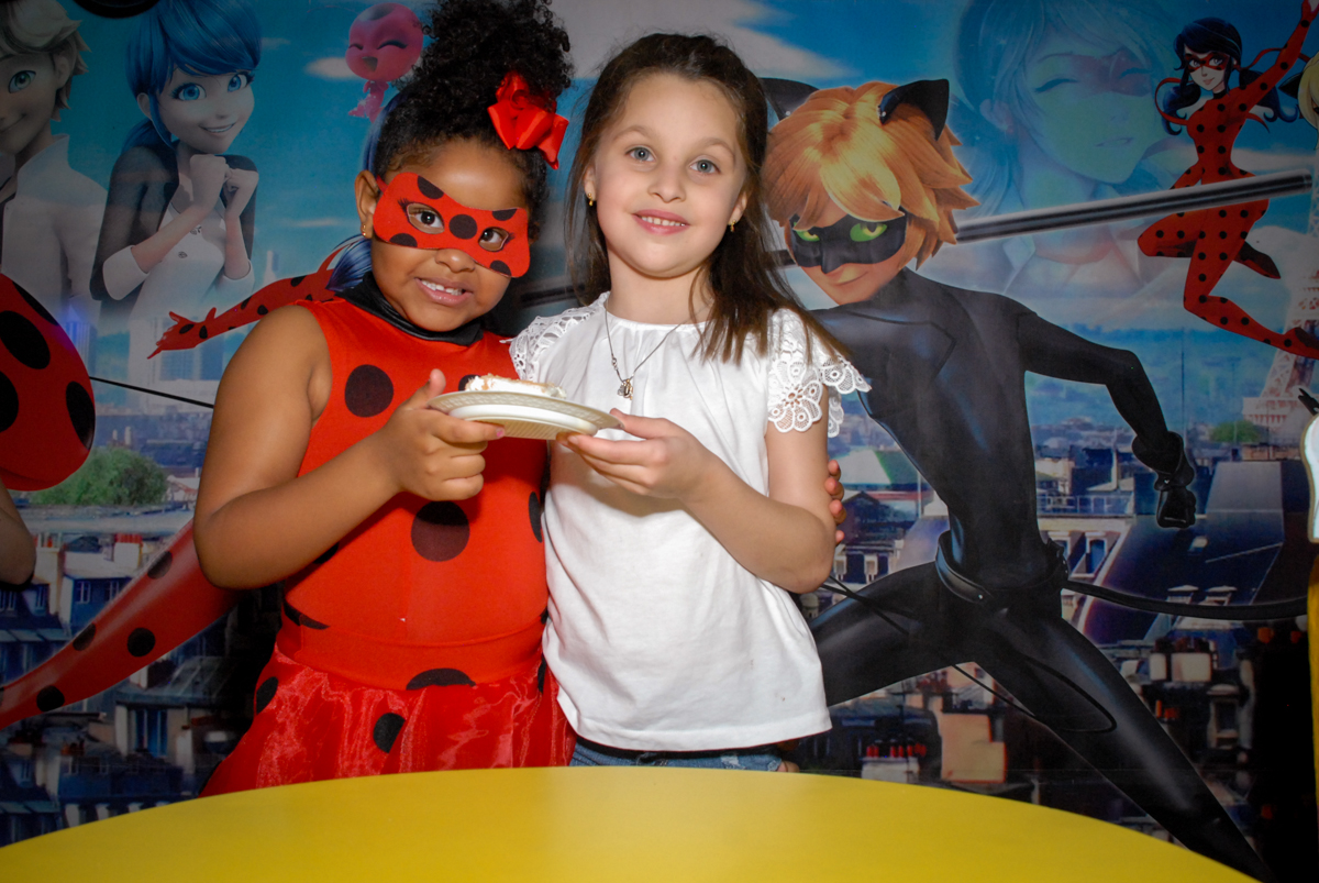 a amiga ganha o primeiro pedaço do bolo no Buffet Magic Joy, Saude, São Paulo, aniversário de Beatriz 6 anos, tema da festa lady bug
