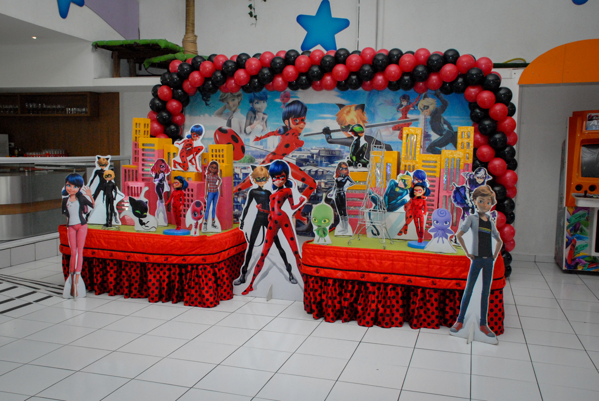 mesa decorada no Buffet Magic Joy, Saude, São Paulo, aniversário de Beatriz 6 anos, tema da festa lady bug