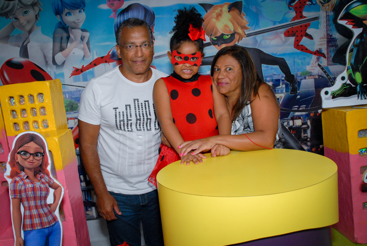 vovo e vovô faz foto com a aniversariante no Buffet Magic Joy, Saude, São Paulo, aniversário de Beatriz 6 anos, tema da festa lady bug
