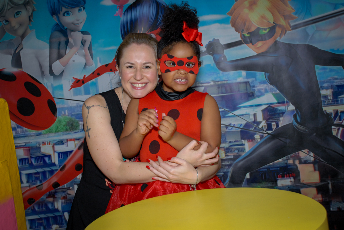 posando para mais fotos no Buffet Magic Joy, Saude, São Paulo, aniversário de Beatriz 6 anos, tema da festa lady bug
