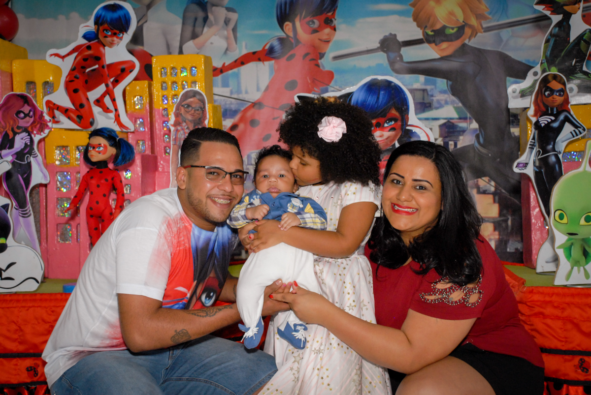 fotografia da família no Buffet Magic Joy, Saude, São Paulo, aniversário de Beatriz 6 anos, tema da festa lady bug