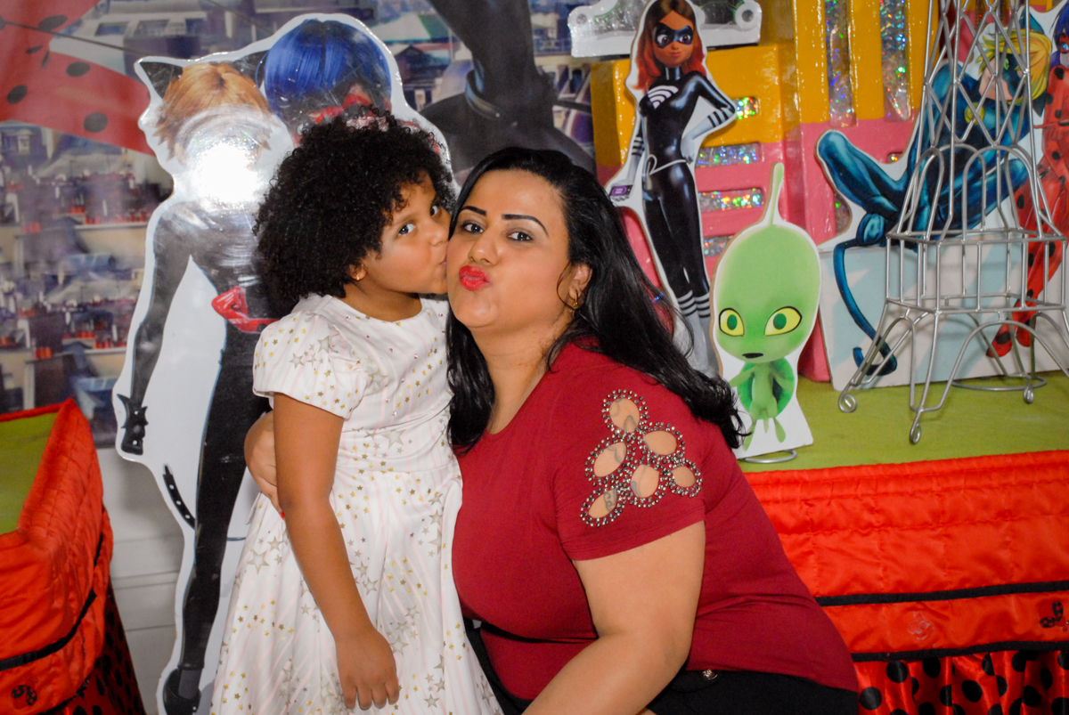 beijo da mamãe no Buffet Magic Joy, Saude, São Paulo, aniversário de Beatriz 6 anos, tema da festa lady bug