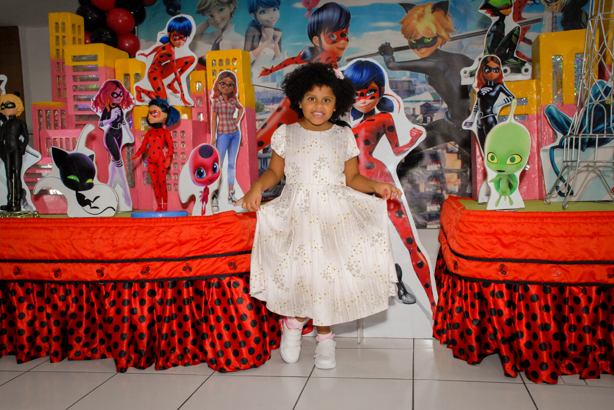 pose de princesa para a fotografia no Buffet Magic Joy, Saude, São Paulo, aniversário de Beatriz 6 anos, tema da festa lady bug