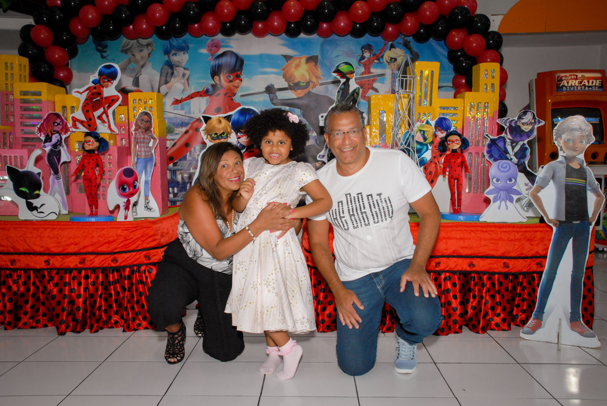fotografia com os avos no Buffet Magic Joy, Saude, São Paulo, aniversário de Beatriz 6 anos, tema da festa lady bug