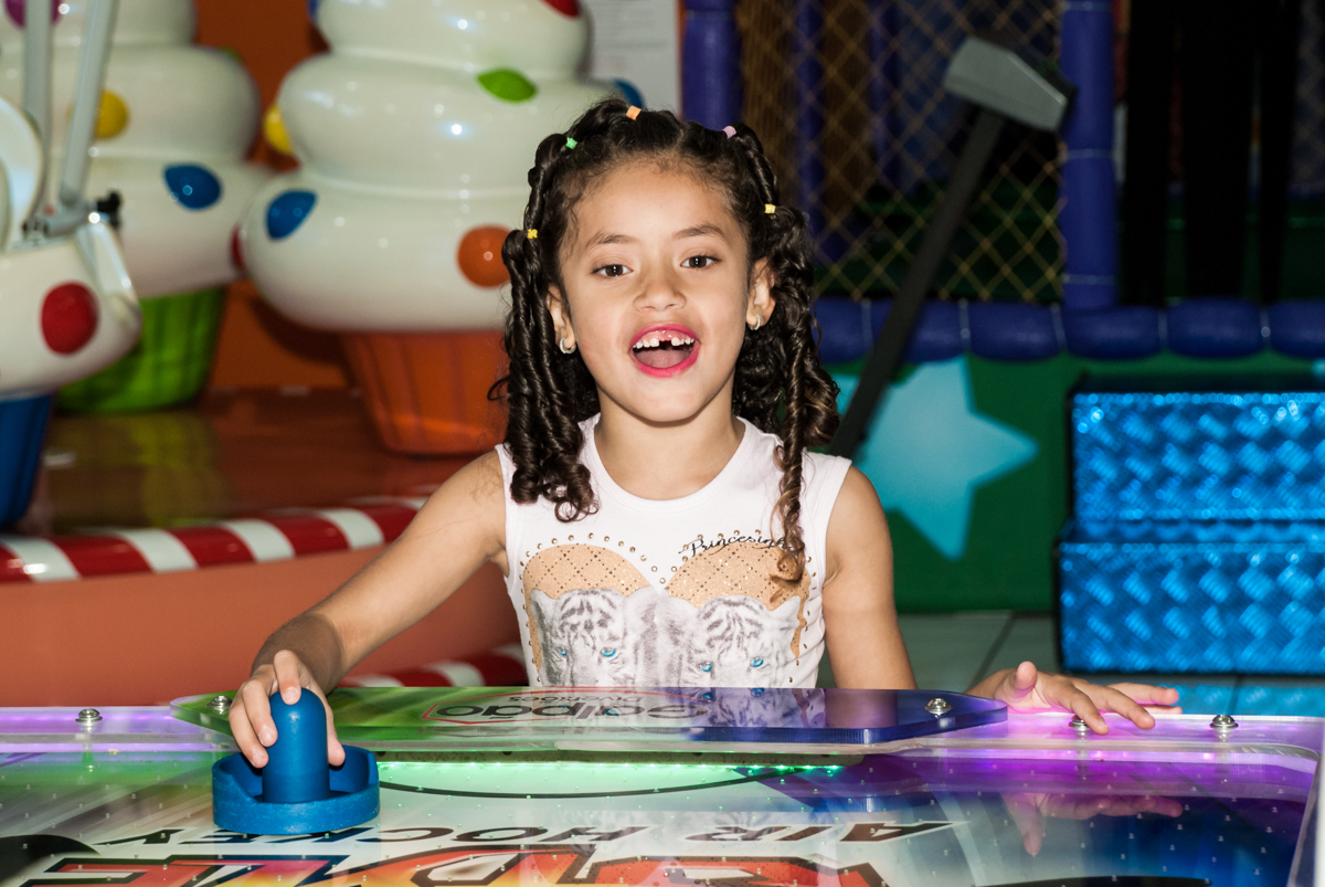 parceira do jogo de futebol de mesa no Buffet Magic Joy, Saude, São Paulo, aniversário de Isaque 8 anos, tem da festa São Paulo Futebol Clube