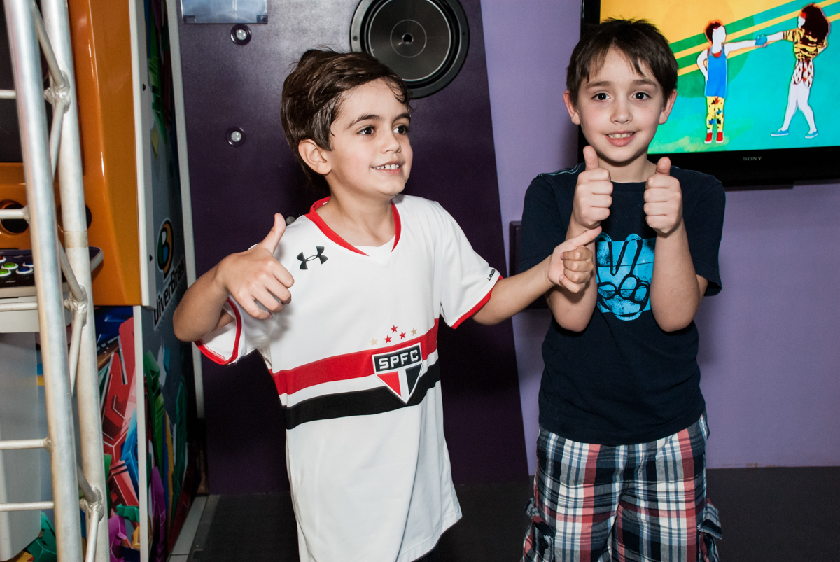 preparando para brincar na área lazer no Buffet Magic Joy, Saude, São Paulo, aniversário de Isaque 8 anos, tem da festa São Paulo Futebol Clube