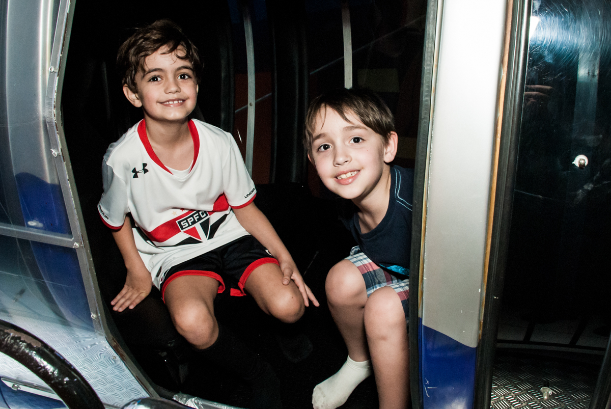 hora de passear no monorreio no Buffet Magic Joy, Saude, São Paulo, aniversário de Isaque 8 anos, tem da festa São Paulo Futebol Clube