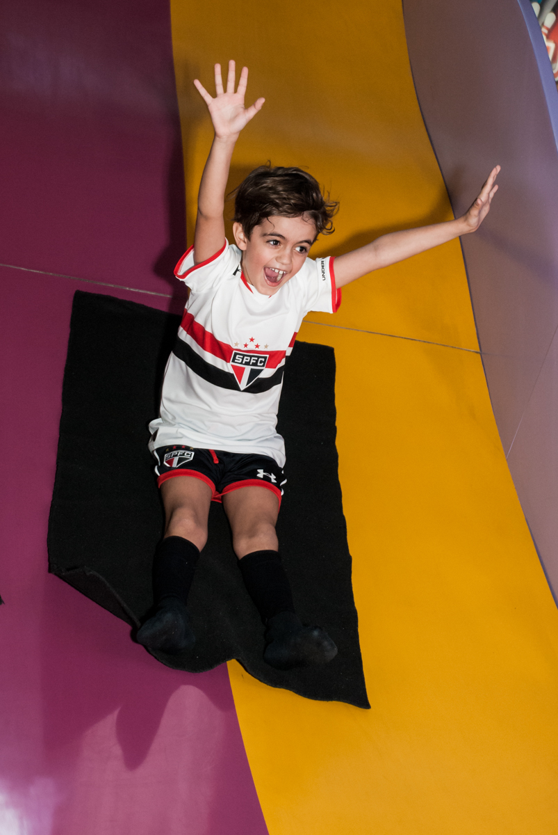 escorregando no tobogan no Buffet Magic Joy, Saude, São Paulo, aniversário de Isaque 8 anos, tem da festa São Paulo Futebol Clube