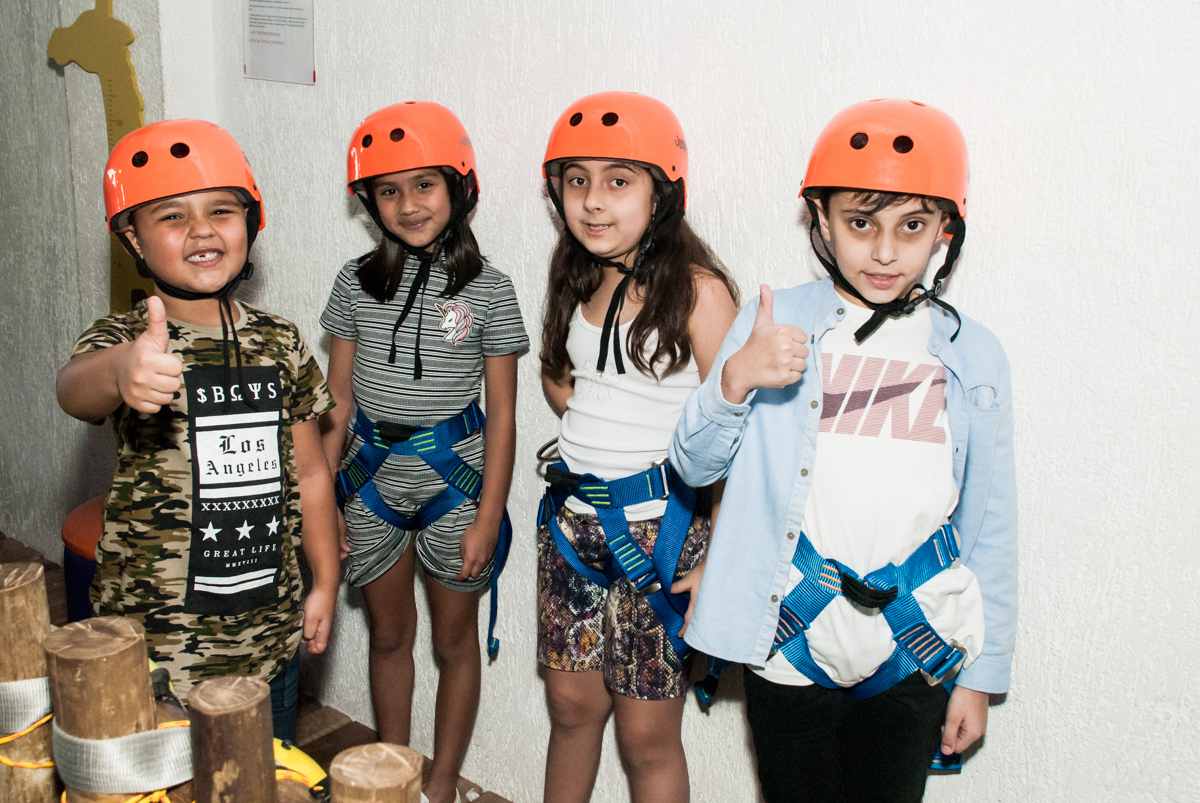 as amigar vão na tirolesa no Buffet Magic Joy, Saude, São Paulo, aniversário de Isaque 8 anos, tem da festa São Paulo Futebol Clube