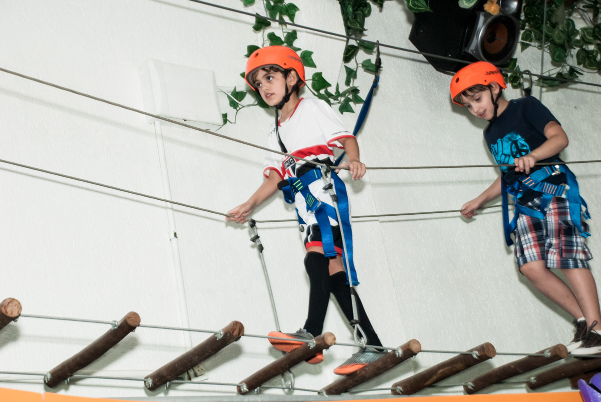 aniversariante também vai na tirolesa no Buffet Magic Joy, Saude, São Paulo, aniversário de Isaque 8 anos, tem da festa São Paulo Futebol Clube