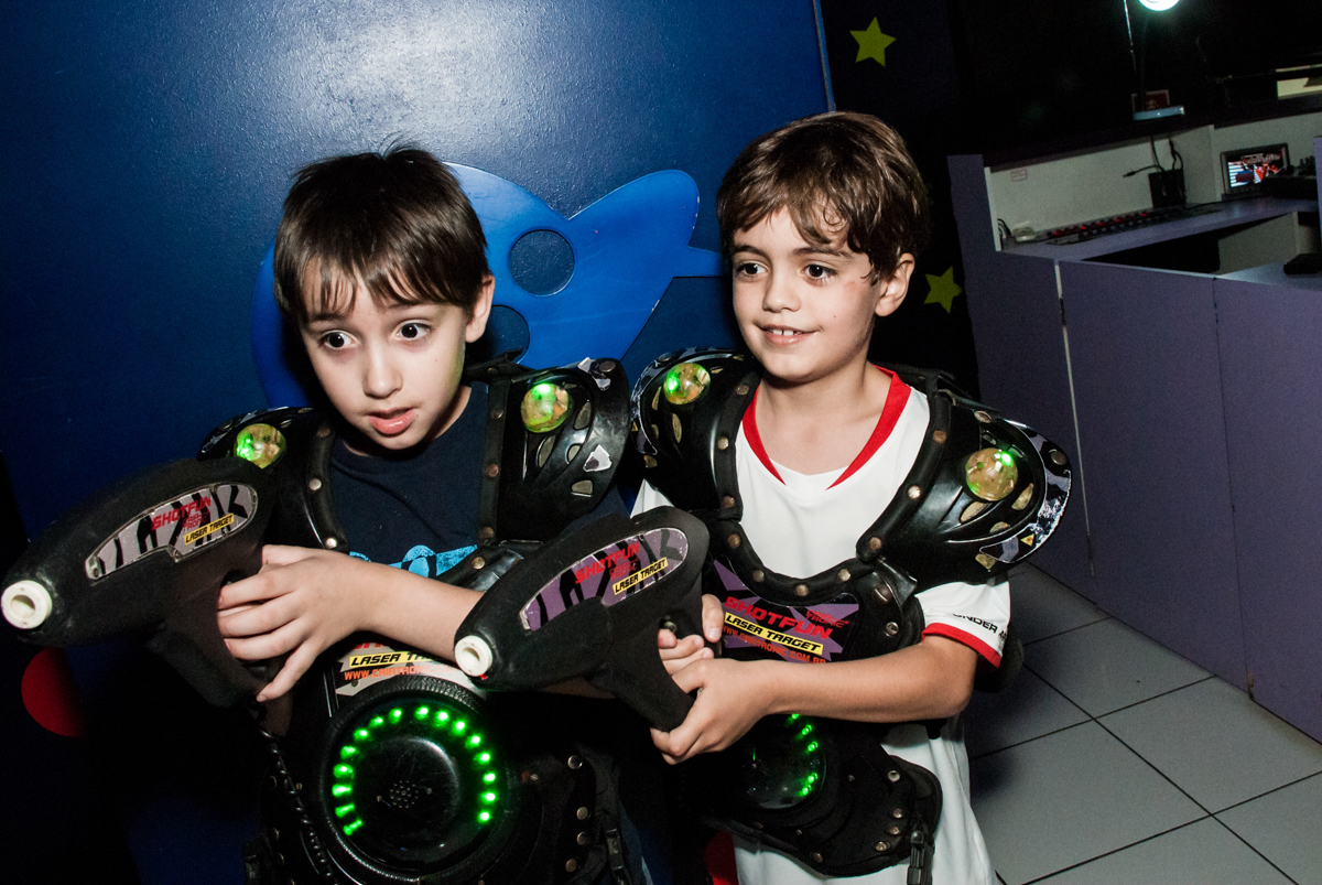 brincando na área lazer no Buffet Magic Joy, Saude, São Paulo, aniversário de Isaque 8 anos, tem da festa São Paulo Futebol Clube
