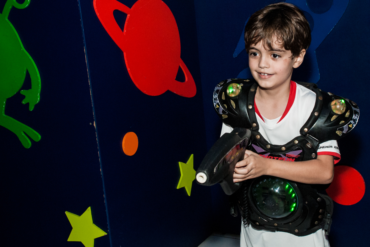 aniversariante também curte a area lazer no Buffet Magic Joy, Saude, São Paulo, aniversário de Isaque 8 anos, tem da festa São Paulo Futebol Clube