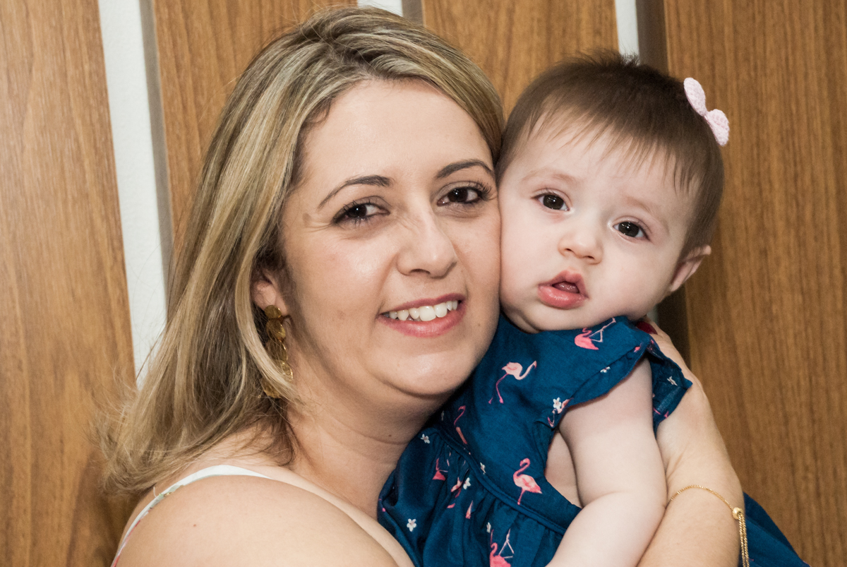 a mãe do aniversariante posa para a foto com o bebê no Buffet Magic Joy, Saude, São Paulo, aniversário de Isaque 8 anos, tem da festa São Paulo Futebol Clube