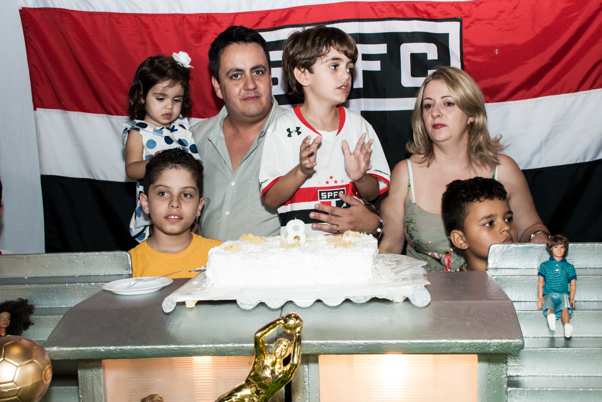 soprando a vela do bolo no Buffet Magic Joy, Saude, São Paulo, aniversário de Isaque 8 anos, tem da festa São Paulo Futebol Clube