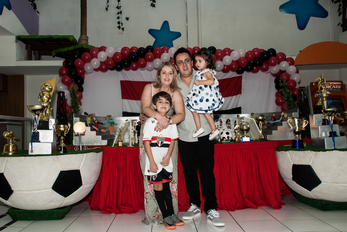fotografia da família no Buffet Magic Joy, Saude, São Paulo, aniversário de Isaque 8 anos, tem da festa São Paulo Futebol Clube