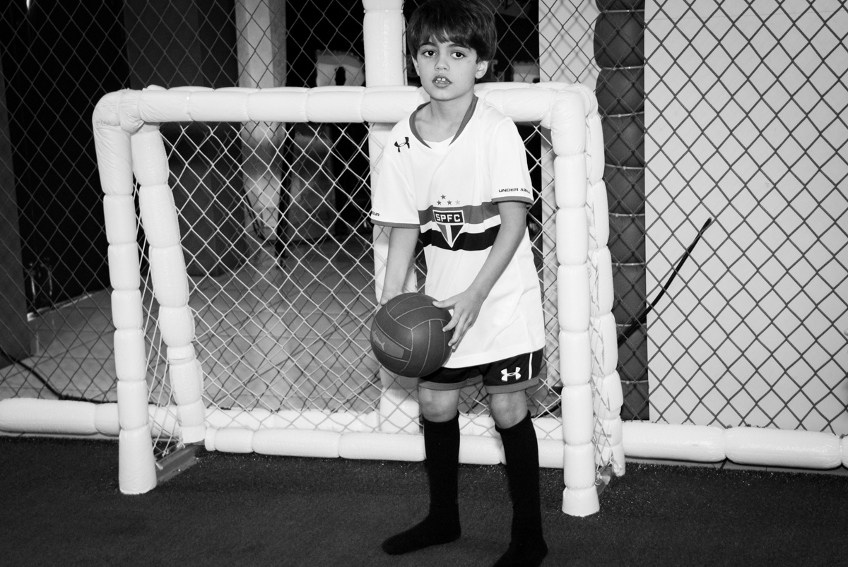 jogando futebol no Buffet Magic Joy, Saude, São Paulo, aniversário de Isaque 8 anos, tem da festa São Paulo Futebol Clube