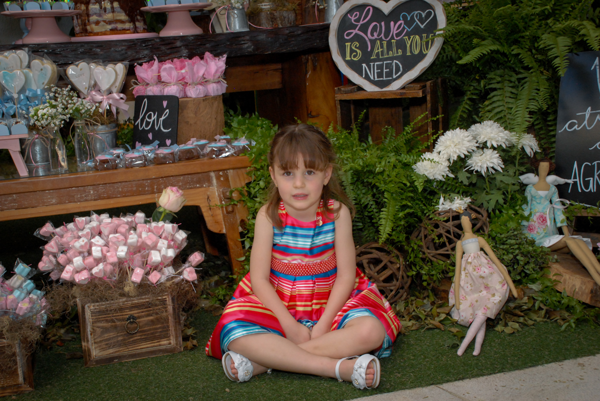pose de princesa para a fotografia no Buffet Tragaluz, aniversário de Pietra 4 anos, tema da festa amor