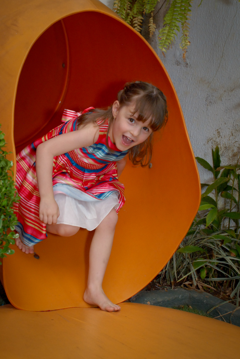 brincando o escorregador no Buffet Tragaluz, aniversário de Pietra 4 anos, tema da festa amor